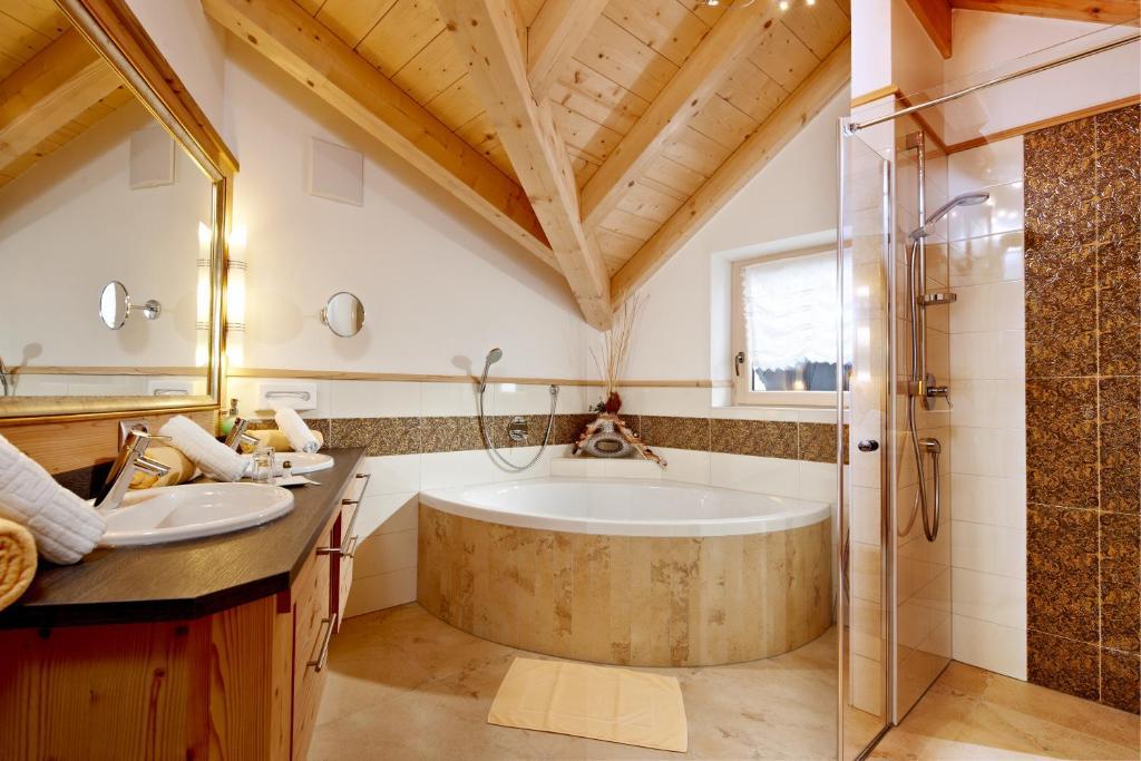 Biohotel Castello Koenigsleiten Konigsleiten Bagian luar foto